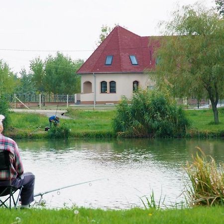 Hotel Tiszavilag Pihenohaz à Tiszakécske Extérieur photo